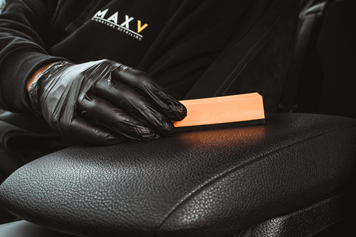 Coating aanbrengen van lederen zetels
